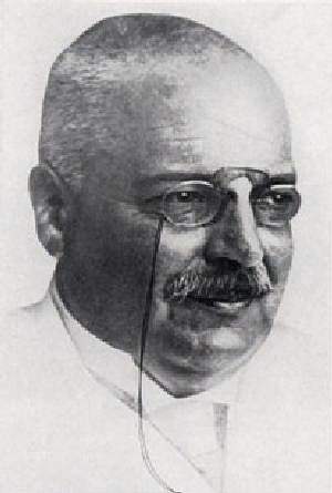 Alois Alzheimer (1864-1915) byl psychiatrem a neuropatologem, který výzkumu duševních poruch obětoval veškerý svůj profesní i osobní život. Od roku 1903 pracoval na tehdy nejmodernější psychiatrické klinice zřízené Kraepelinem v Mnichově. Ve skutečno