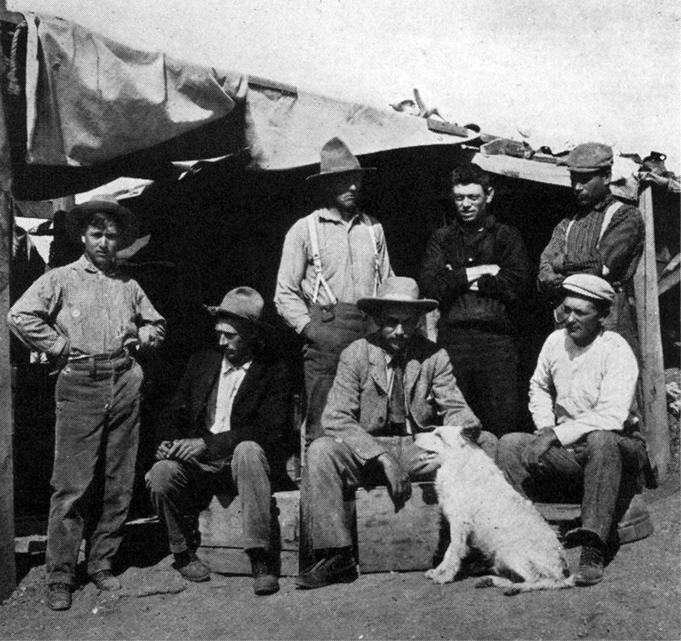 Členové expedice Amerického přírodovědeckého muzea na lokalitě Bone Cabin Quarry v roce 1899. Zcela vlevo sedí paleontolog Walter Granger, který lokalitu o dva roky dříve objevil. Příbytek postavený z dinosauřích kostí však už tehdy nejspíš neexistov