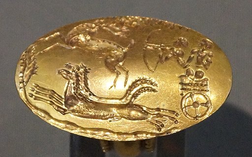 Lovecká scéna na zlatém prstenu z Mykén (hrob IV v okruhu A), 1600 až 1500/1400 před n. l. Archeologické muzeum v Irakliu (Herakleon). Kredit: Schuppi, Wikimedia Commons.