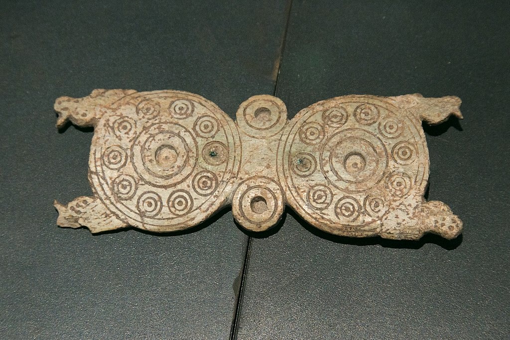 Ozdobná přezka ze slonoviny, z řecké archaické svatyně na vrcholu Vryokastro na ostrově Kythnu, 600-575 před n. l. Výstava Vanity v Archeologickém muzeu na Mykonu. Kredit: Zde, Wikimedia Commons.