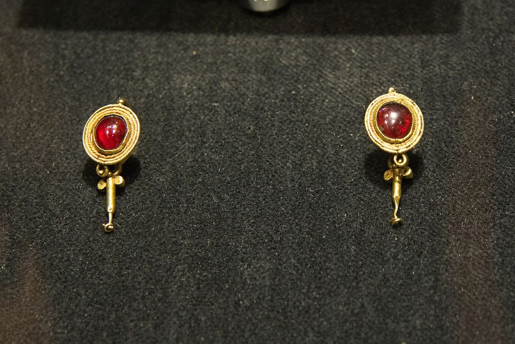 Pár náušnic. Zlato a syrský granát, 1. až 2. století n. l. Národní muzeum v Praze, HM10 745-746. Kredit: Zde, Wikimedia Commons.