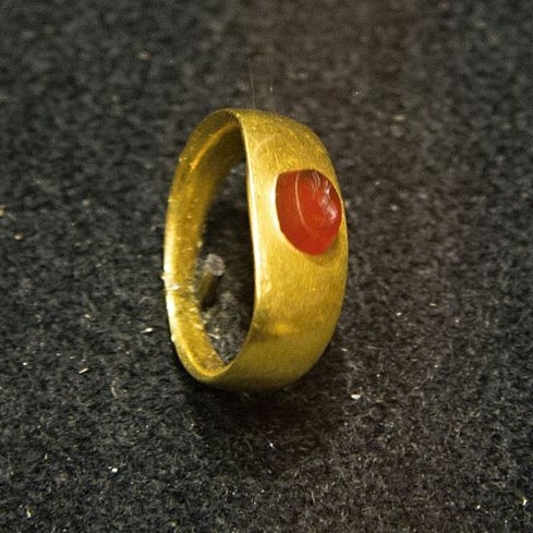 Prsten, zlato se vsazeným kamenem. Římská práce. Národní muzeum v Praze, HM10 754. Kredit: Zde, Wikimedia Commons.