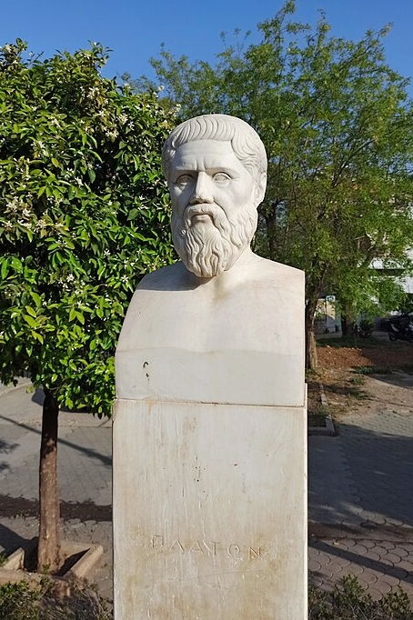 Novodobá hermovka Platóna na místě Akadémie v Athénách. Její novodobý tvůrce bral mustr z antických plastik, rozpomínal se spíše na ně než na Platóna osobně, i když se ho asi snažil mít na zřeteli. Kredit: Dkoukoul, Wikimedia Commons. Licence CC 4.0.