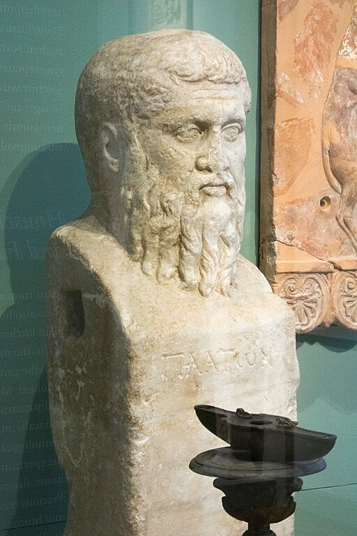 Hermovka Platóna z Akadémie. Římská kopie, originál byl asi nejstarším zobrazením Platóna, z doby kolem 340 před n. l. Mramor, výška 142 cm. Altes Museum Berlin. Příklad hlubší vrstvy téhož řetězu. Kredit: Zde, Wikimedia Commons. Licence CC 4.0.