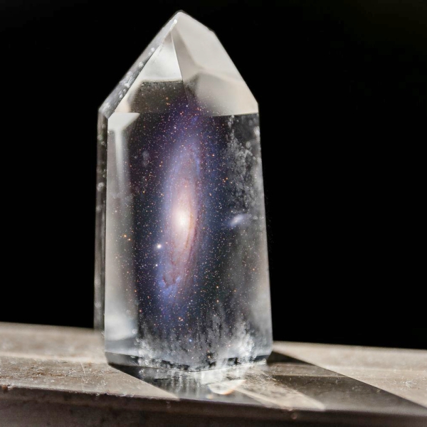 Vědci pozorovali exotickou anomálii v umělém krystalu. Kredit: Robert Strasser, Kees Scherer; koláž: Michael Büker.