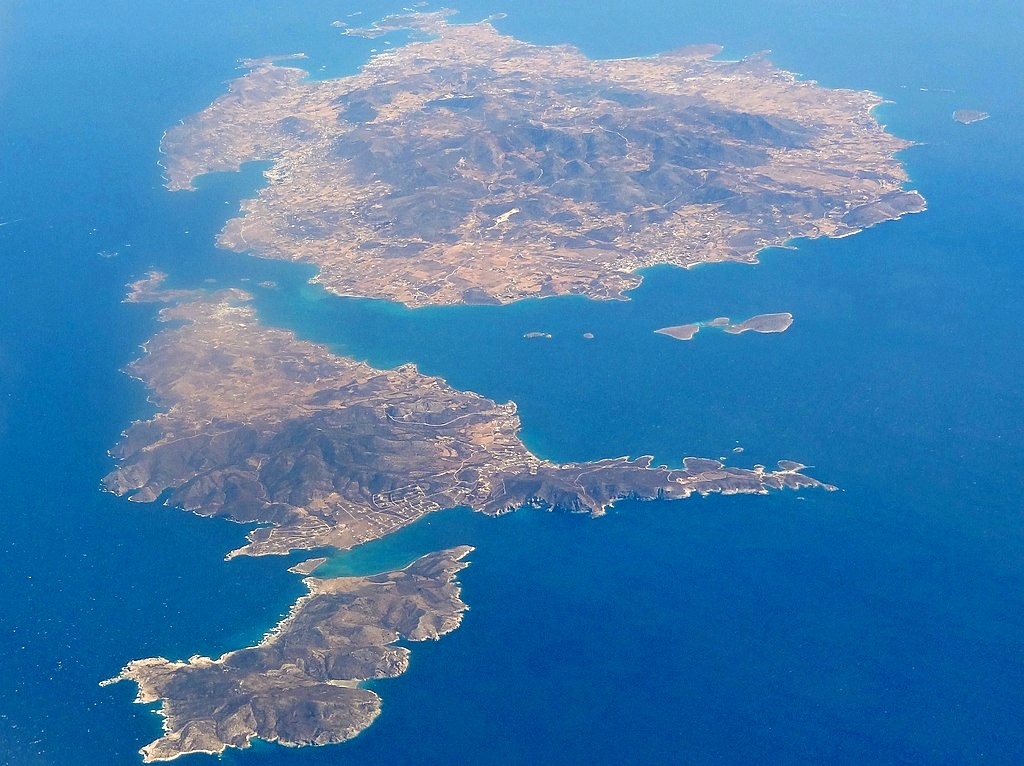 Na leteckém snímku z Kyklad je odshora dolů vidět Paros, Antiparos a Despotiko. Kredit: Olaf Tausch, Wikimedia Commons. Licence CC 3.0.