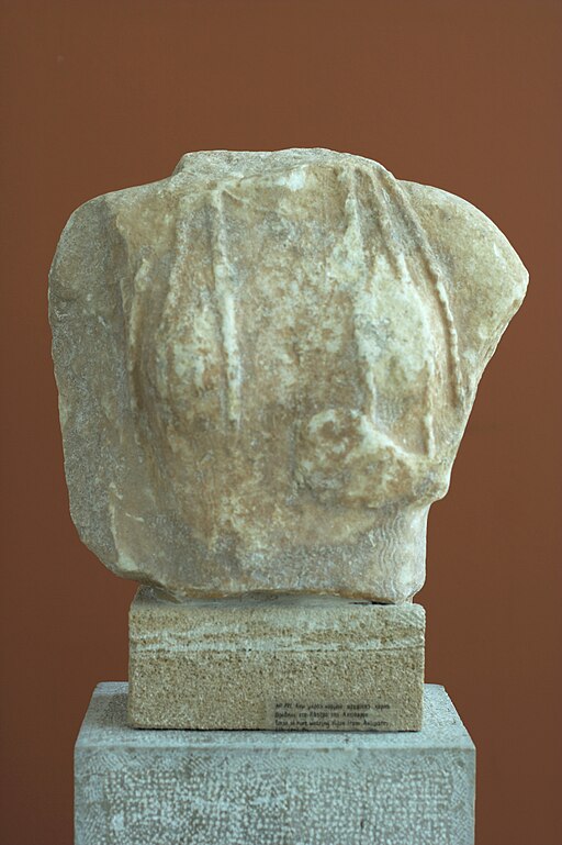 Torzo archaické koré z Kastra Antiparu, mramor, 550 až 540 před n. l. V levé ruce něco drží, snad granátové jablíčko. Archeologické muzeum na Paru, A 791. Kredit: Zde, Wikimedia Commons. Licence CC 3.0.
