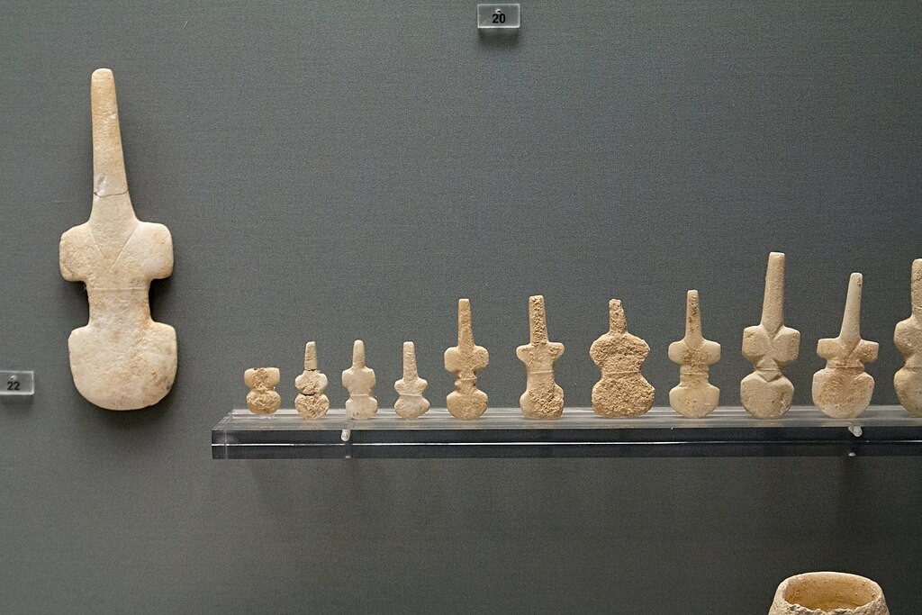 Kykladské idoly tvaru violy, mramor. EC I, 3200-2800 před n. l., z pohřebiště Krassades na ostrově Antiparos, z hrobu 117. Národní archeologické muzeum v Athénách, 4856. Kredit: Zde, Wikimedia Commons. Licence CC 4.0.