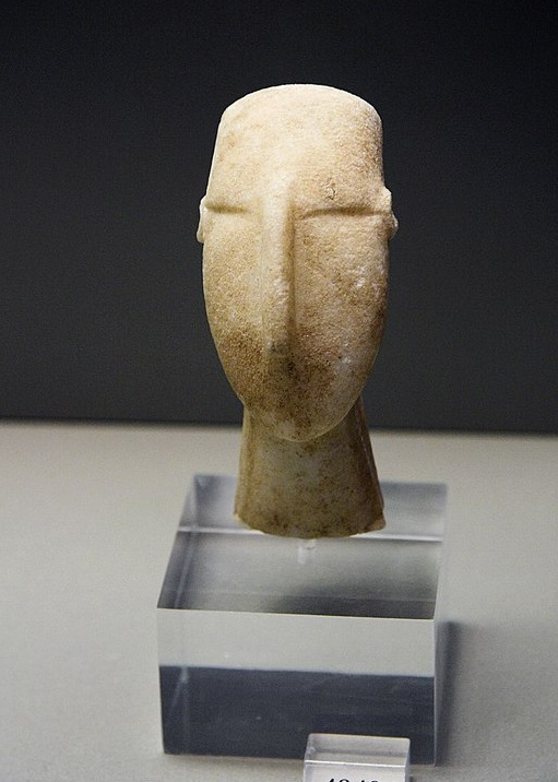 Hlavička idolu. Antiparos, kykladská raná doba bronzová, snad začátek jejího druhého období, EC II. Národní archeologické muzeum v Athénách. Kredit: Zde, Wikimedia Commons. Licence CC 3.0.