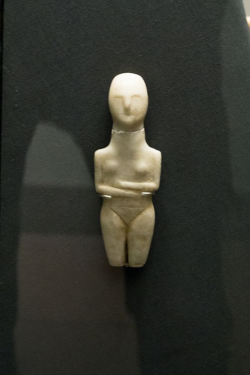 Kykladský „idol“, přechod mezi kulturami Grotta-Pelos a Keros-Syros, EC II, 2800-2600 př. n. l. Britské muzeum, GR 1884.12-13.10. BM Cat Sculpture A26. Kredit: Zde, Wikimedia Commons. Licence CC 4.0.