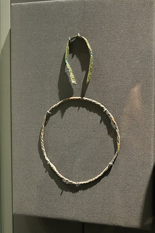 Měděná pinzeta a stříbrný náhrdelník, kultura Keros-Syros. Britské muzeum, GR 1884.12-13.26, GR 1884.12-13.21. Kredit: Zde, Wikimedia Commons. Licence CC 4.0.