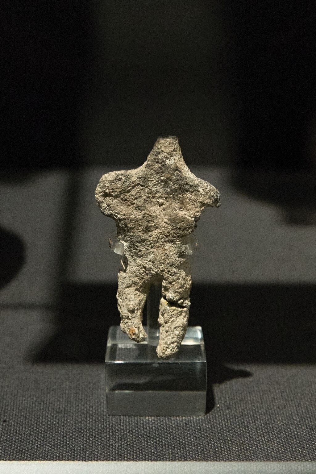 Olověná figurka muže. Raná doba bronzová (EC II), 2800 až 2200 BC. Britské muzeum, GR 1884.12-13.20. Kredit: Zde, Wikimedia Commons. Licence CC 4.0.