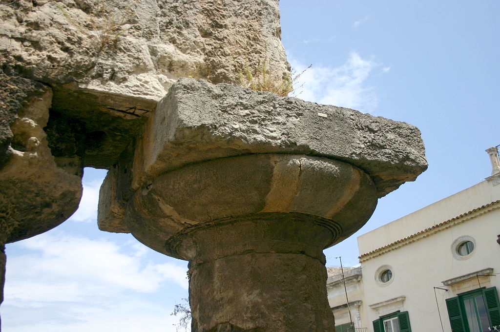 Dórská hlavice sloupu v torzu Apollónova chrámu na náměstí v sicilských Syrakusách, 565 před n. l. Kredit: Giovanni Dall'Orto, Wikimedia Commons. Licence CC 2.5.