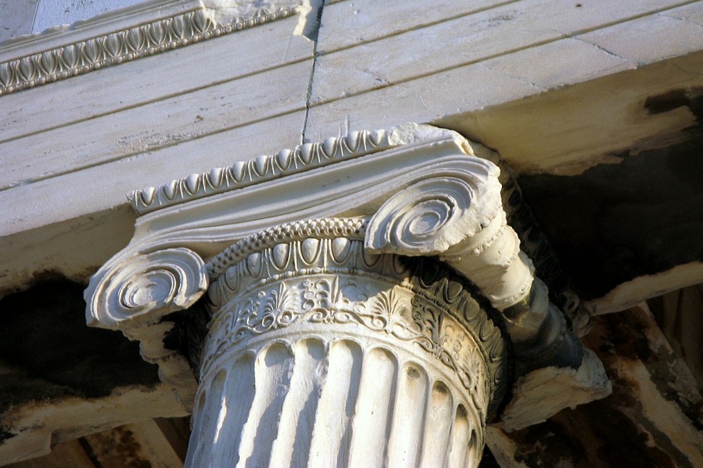 Iónská hlavice se sloupem. Erechthion na athénské Akropoli, konec 5. století před n. l. Kredit: ??????, Wikimedia Commons. Licence CC 4.0.
