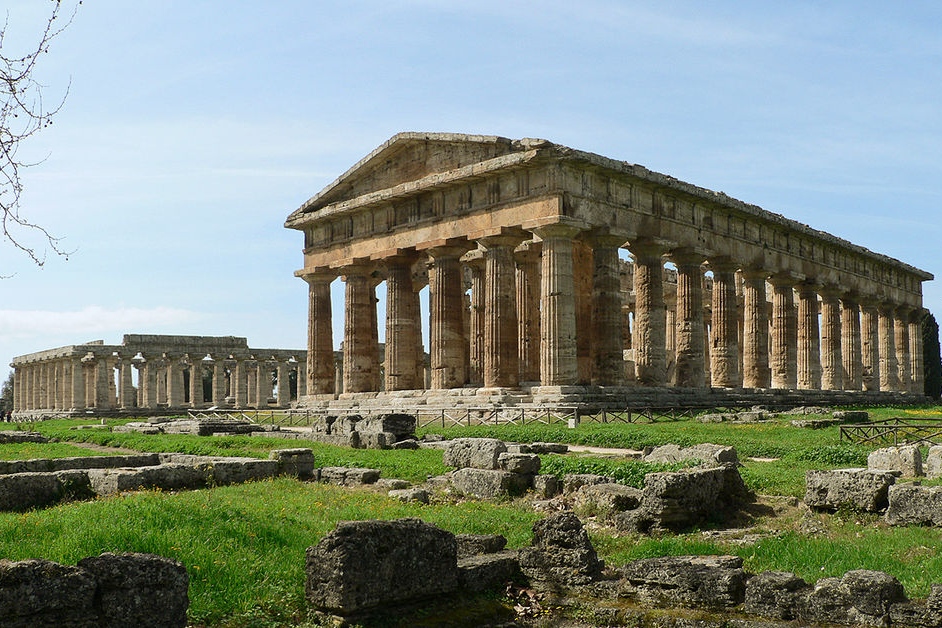 Dva chrámy Héry v Paestu. Oba jsou v dórském řádu. Ten vzdálenější je z roku 550 před n. l., bližší je o století pozdější. Kredit: Oliver-Bonjoch, Wikimedia Commons. Licence CC 3.0.