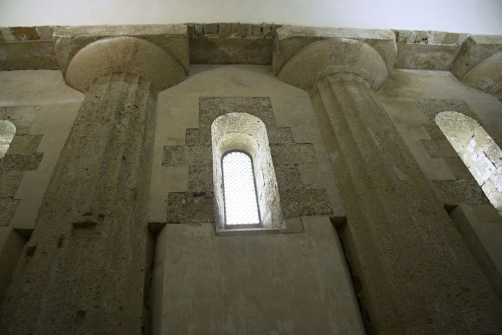 Dórské sloupy v levé lodi katedrály v Syrakusách. Původně Athénin chrám, 480 před n. l. Zdi jsou asi ze 7. století n. l., navíc pak normanské úpravy. Kredit: Zde, Wikimedia Commons. Licence CC 4.0.