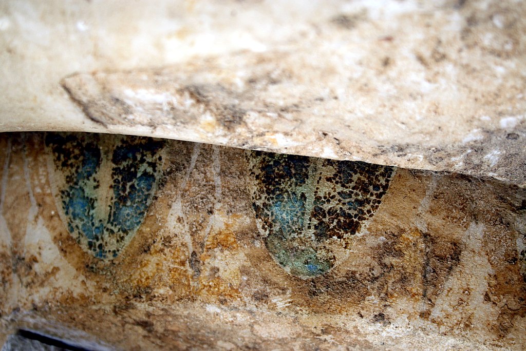 Zbytky polychromie na iónské hlavici z neznámé stavby z 5. století před n. l. Muzeum Staré agory v Athénách. Kredit: Giovanni Dall'Orto, Wikimedia Commons. Licence CC 3.0.