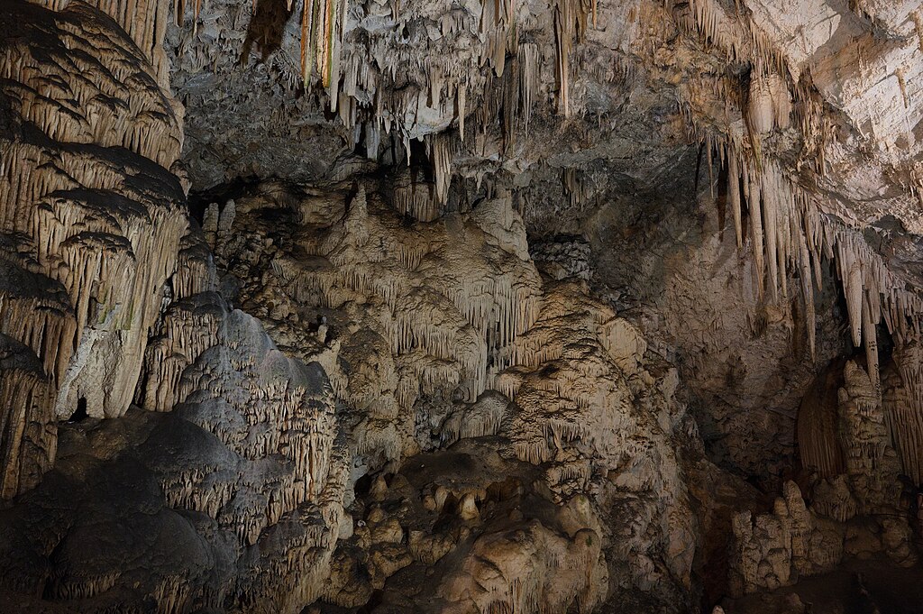 Další krápníky, skoro naproti Vodopádu. Kredit: Zde, Wikimedia Commons. Licence CC 4.0.