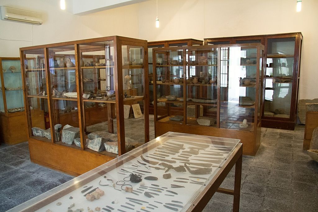 Interiér Archeologického muzea v Apeiranthu na Naxu. Celkem je těch skříní nejmíň 10. Kredit: Zde, Wikimedia Commons . Licence CC 4.0.