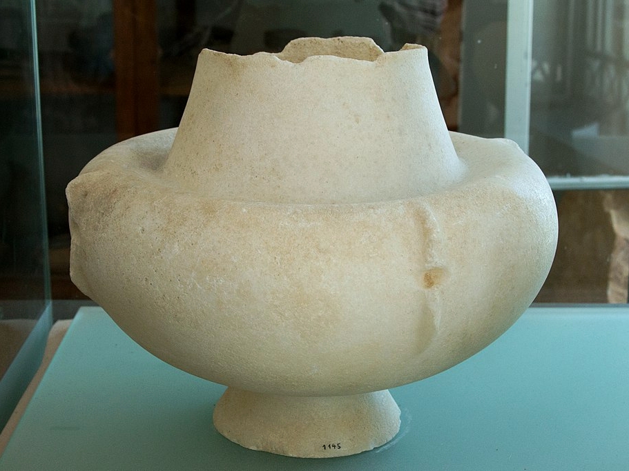 Raně kykladská mramorová kandila. Raná doba bronzová, EC I, 3000 až 2700 př. n. l. Archeologické muzeum v Apeiranthu, č. 1145. Kredit: Zde, Wikimedia Commons. Licence CC 4.0.