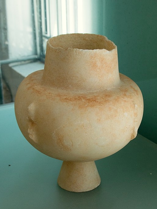 Raně kykladská mramorová kandila. Raná doba bronzová, EC I, 3000 až 2700 př. n. l. Archeologické muzeum v Apeiranthu, č. 1146. Kredit: Zde, Wikimedia Commons. Licence CC 4.0.