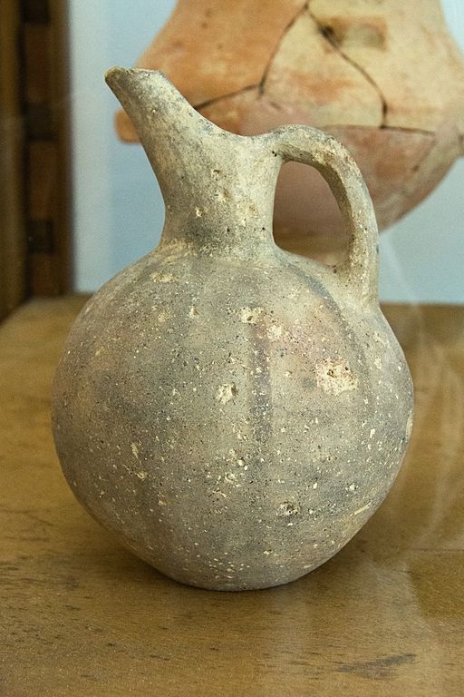 Raně kykladský džbán s jednoduchým malovaným dekorem, 3. tisíciletí před n. l. Archeologické muzeum v Apeiranthu. Kredit: Zde, Wikimedia Commons. Licence CC 4.0.