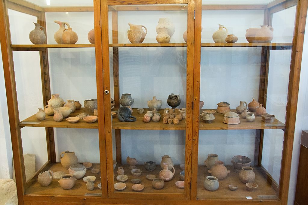 Skříň 5: Raně kykladská keramika. Archeologické muzeum v Apeiranthu. Kredit: Zde, Wikimedia Commons. Licence CC 4.0.