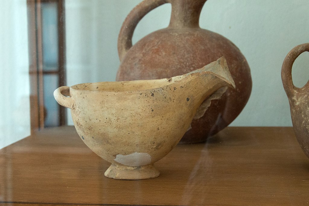 Raně kykladská miska s držadlem a hubičkou („omáčkovník“). Pálená hlína. Světlý povrch možná napodobuje mramor. Raná doba bronzová, 2800 až 2300 před n. l. Archeologické muzeum v Apeiranthu. Kredit: Zde, Wikimedia Commons. Licence CC 4.0.