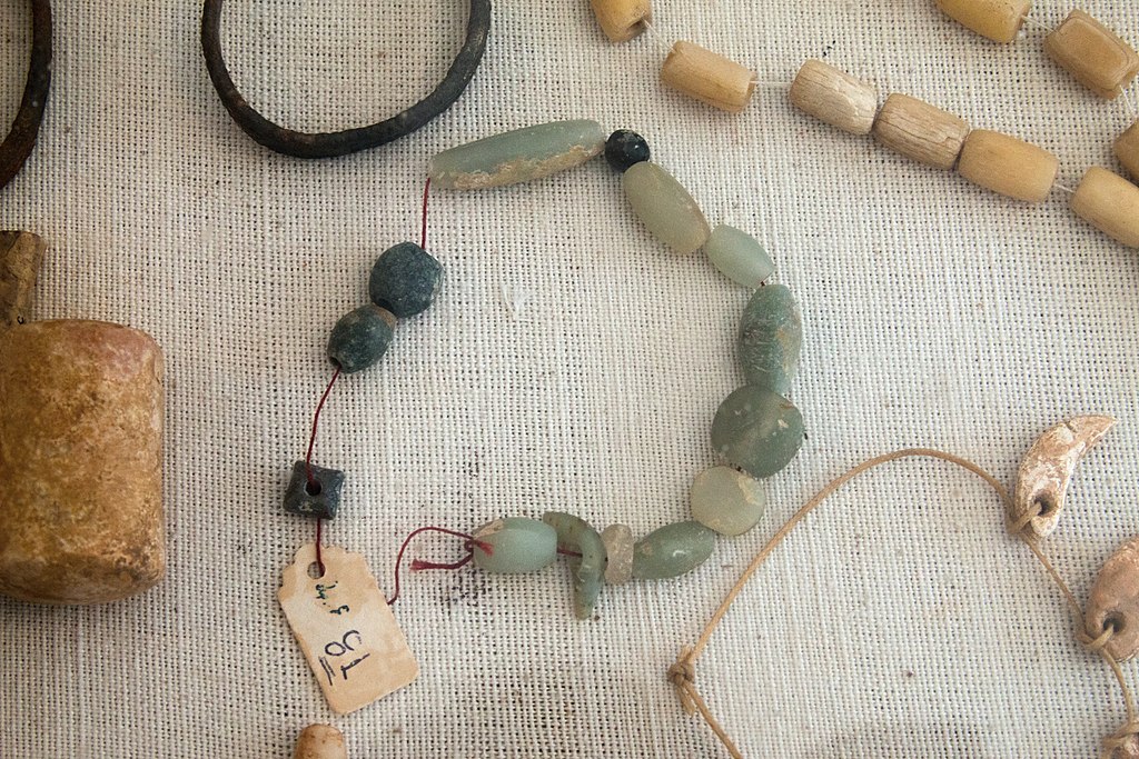 Raně kykladské šperky. Polodrahokamy, asi 2800 až 2300 před n. l. Archeologické muzeum v Apeiranthu. Kredit: Zde, Wikimedia Commons. Licence CC 4.0.