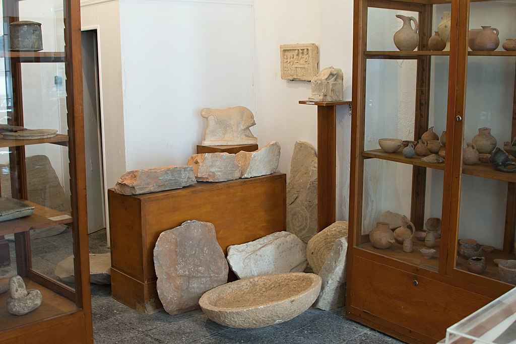 Zákoutí Archeologického muzea v Apeiranthu s reliéfy z velice různých dob. Kredit: Zde, Wikimedia Commons. Licence CC 4.0.