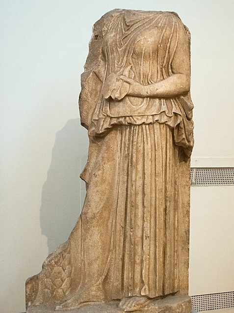 Snad reliéf kněžky Diotimy, v ruce drží vnitřnosti k věštění. Mantineia, 420 až 410 před n. l. Národní archeologické museum v Athénách, inv. č. 226. Kredit: Zde, Wikimedia Commons.