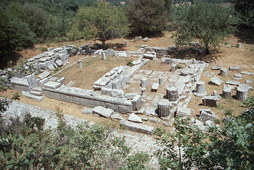 Výhled na chrám Despoiny. Kredit: Zde, Wikimedia Commons.