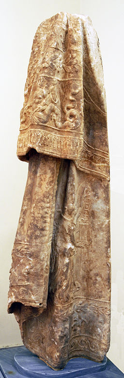 Plášť sochy Despoiny, mramor. Národní archeologické muzeum v Athénách. Kredit: Nefasdicere, Wikimedia Commons.
