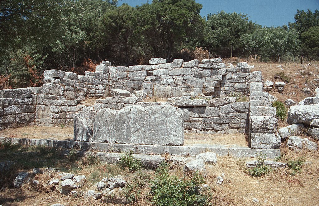 Něco významného na akropoli antické Lykosúry. Kredit: Zde, Wikimedia Commons.