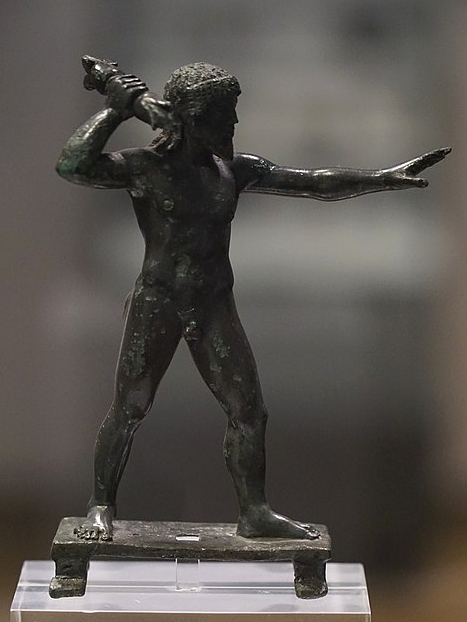Zeus metající blesky. Drobný bronz z hory Lykaion, 6. století před n. l. Národní archeologické muzeum v Athénách, inv. č. 16546. Kredit: George E. Koronaios, Wikimedia Commons.