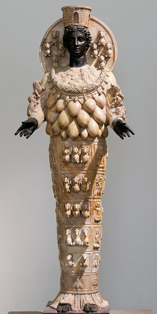 Socha typu Artemidy z Efesu, 2. století n. l. Alabastr a bronz, výška 130 cm. Hlava, ruce a nohy jsou novodobou restaurátorskou prací Giuseppe Valadiera. Archeologické muzeum v Neapoli 6278. Kredit: Marie-Lan Nguyen, Wikimedia Commons. Licence CC 2.5