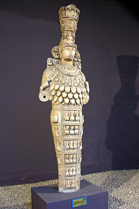 Krásná Artemis Efesanů. Mramor, 292 cm, 1. století n. l. Archeologické muzeum v Efesu 712. Kredit: Dennis Jarvis, Wikimedia Commons. Licence CC 2.0.