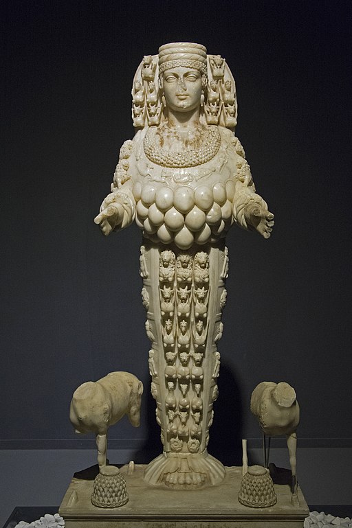 Krásná Artemis Efesanů. Mramor, 174 cm, 2. století n. l. Archeologické muzeum v Efesu 718. Kredit: Dosseman, Wikimedia Commons. Licence CC 4.0.