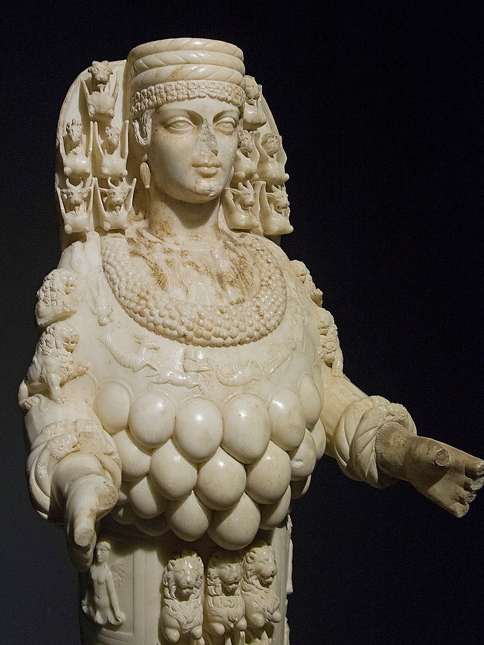 Detail kultovní sochy Krásné Artemidy Efesanů. Archeologické muzeum v Efesu 718. Kredit: Dosseman, Wikimedia Commons. Licence CC 4.0.