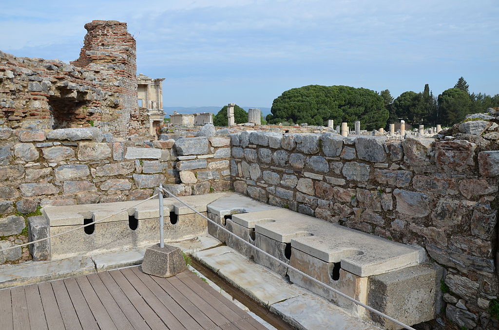 Veřejné záchodky v Efesu římské doby. Kredit: Carole Raddato, Wikimedia Commons. Licence CC 2.0.