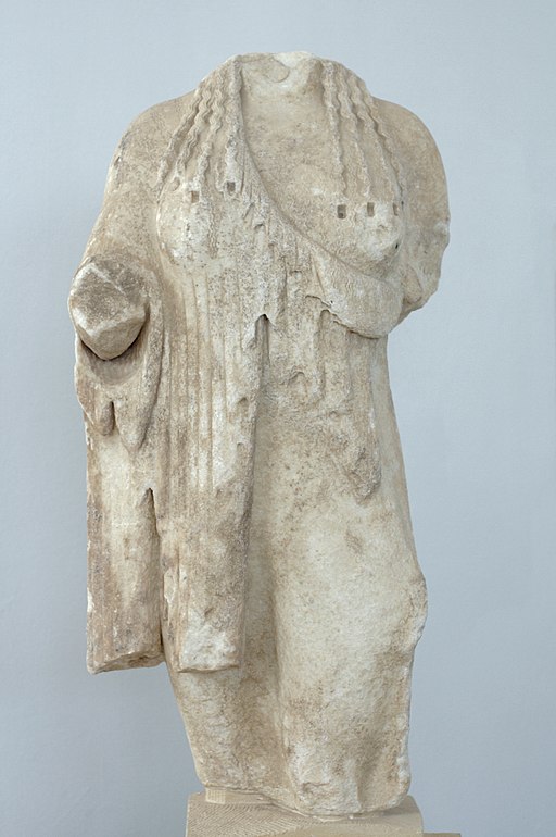 Koré z Paru, torzo, 525 až 500 před n. l. Nalezená v Artemisiu na Délu. Museum na Délu, A 4068. Kredit: Zde, Wikimedia Commons. Licence CC 3.0.