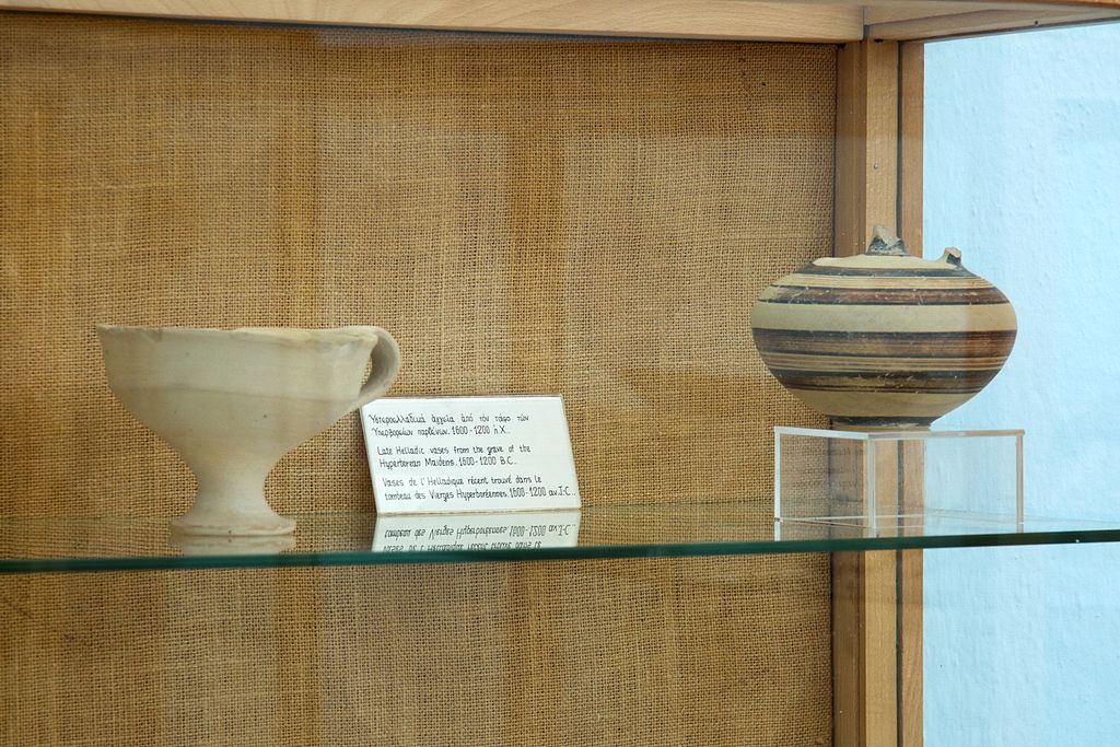 Další pozdně heladská keramika z hrobu panen hyperborejských, 1600 až 1200 před n. l. Archeologické muzeum na Délu. Kredit: Zde, Wikimedia Commons. Licence CC 4.0.