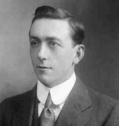 Britský geolog Arthur Holmes (1890-1965), průkopník radiometrického datování hornin. V roce 1913 Holmes ukázal, že konec období křídy je nutné datovat do mnohonásobně starší minulosti, než jaká byla tehdy uznávána (místo obvyklých 3 milionů let přiše