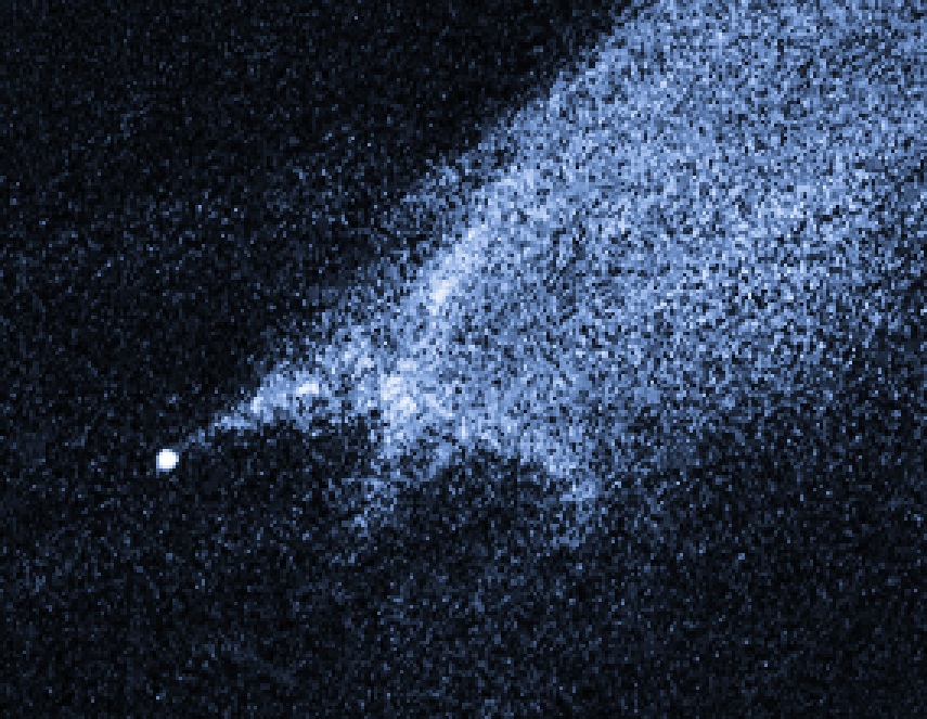 ZvÄ›tĹˇenĂ˝ snĂ­mekÂ P/2010 A2, poĹ™Ă­zenĂ˝ HubbleovĂ˝m vesmĂ­rnĂ˝m teleskopem. Tento hybridnĂ­ objekt o prĹŻmÄ›ru kolem 200 metrĹŻ zĹ™ejmÄ› proĹˇel nedĂˇvnou prudkou srĂˇĹľkou s jinĂ˝m asteroidem. Kredit: NASA, ESA a D. Jewitt, Wikipedie