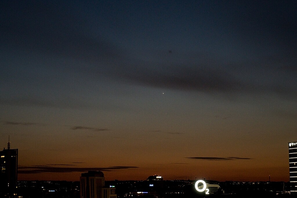 Venuše a Merkur 19. 5. 2020, 1 den před konjunkcí. Praha, 21:51:49 SELČ. Kredit: Zde, Wikimedia Commons. Licence CC 4.0.