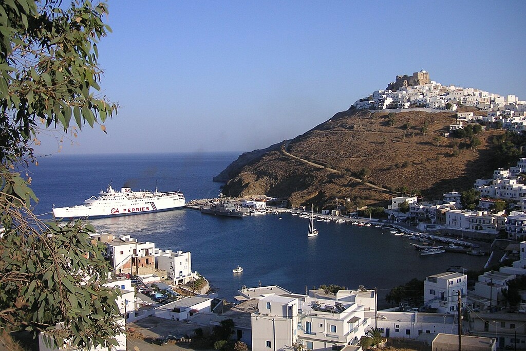 Astypalea, Chóra a její starý přístav. Fotka je z roku 2006, taky na rozdíl od dalších není moje. Kredit: Quadell, Wikimedia Commons. Licence CC 2.5.