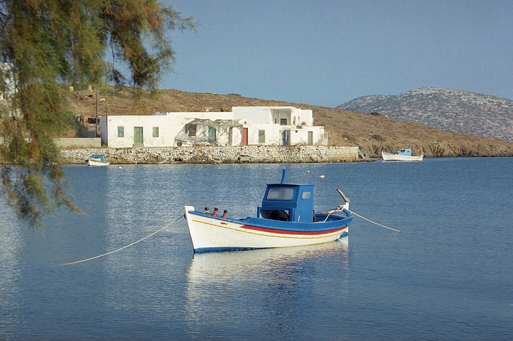 Pohled na rybářskou základnu kyrie Kalí. Odtud velela rybáře, hospodu, penzion, a kdoví, co ještě. Kredit: Zde, Wikimedia Commons. Licence CC 3.0.