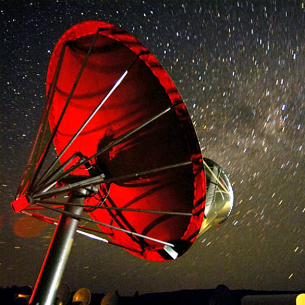 Jeden ze 42 talĂ­Ĺ™ĹŻ Allen Telescope Array. Kredit: Seth Shostak / SETI Institute.