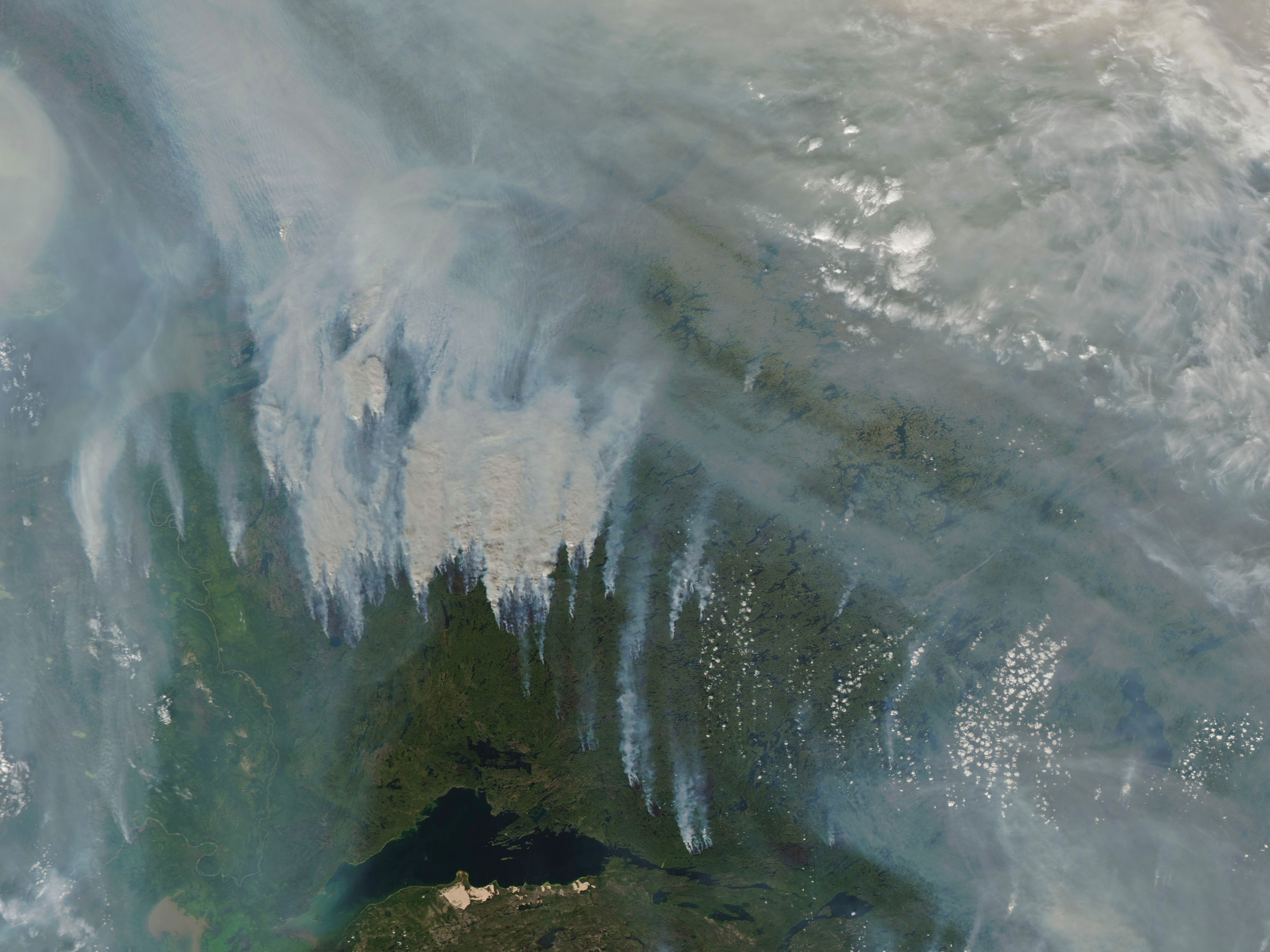 Rozsáhlé požáry v Kanadě, 14. srpen 2017. Kredit: NASA / Earth Observatory.