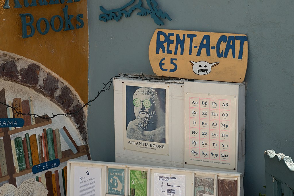 Knihkupectví Atlantis na Théře (půjčovna koček asociuje Pavla Juráčka, zvl. jeho film Postava k podpírání). Kredit: Zde, Wikimedia Commons.